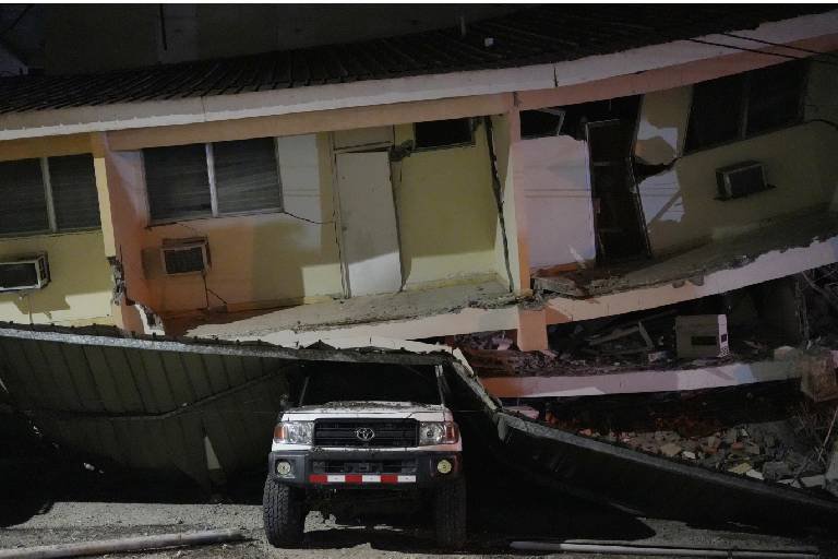 A 7.7-magnitude earthquake shakes Panama, prompting evacuations